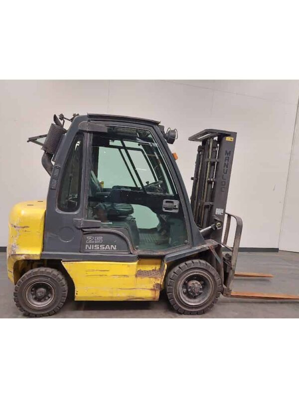 Chariot élévateur 2T5 diesel Nissan levée 3m30